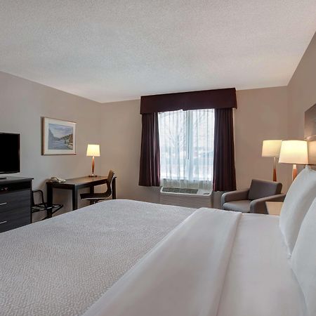 Days Inn & Suites By Wyndham Collingwood Exteriör bild