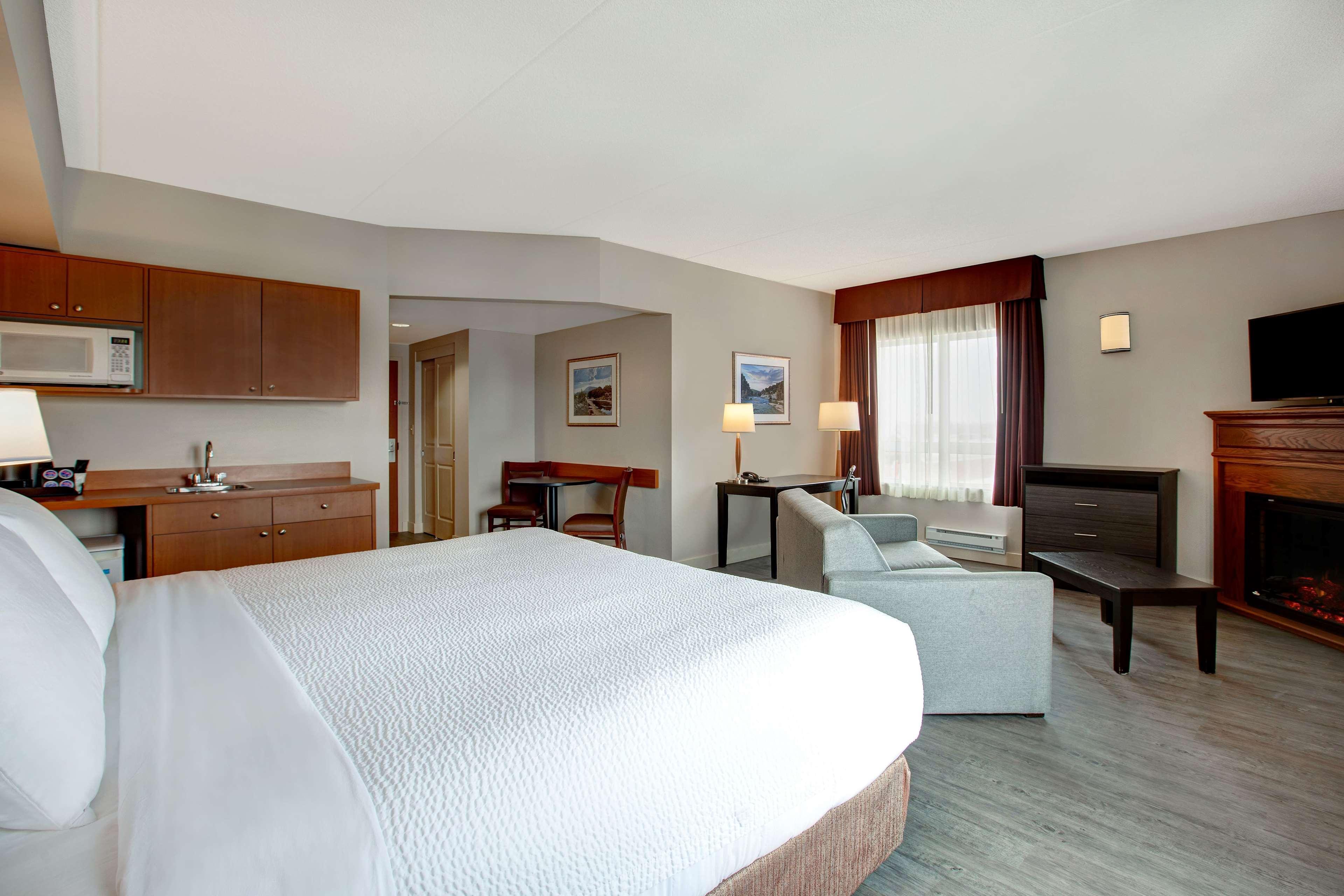 Days Inn & Suites By Wyndham Collingwood Exteriör bild