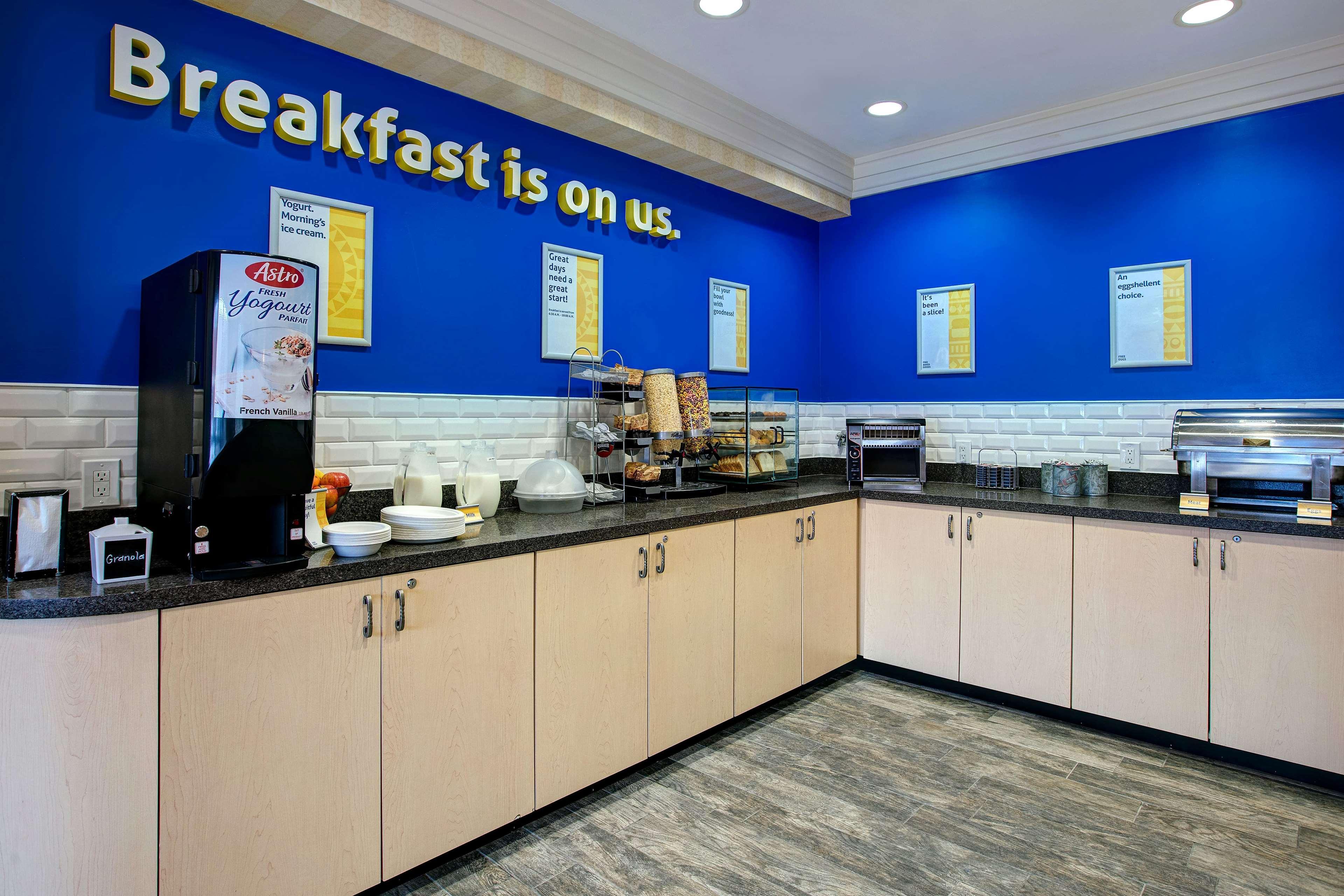 Days Inn & Suites By Wyndham Collingwood Exteriör bild