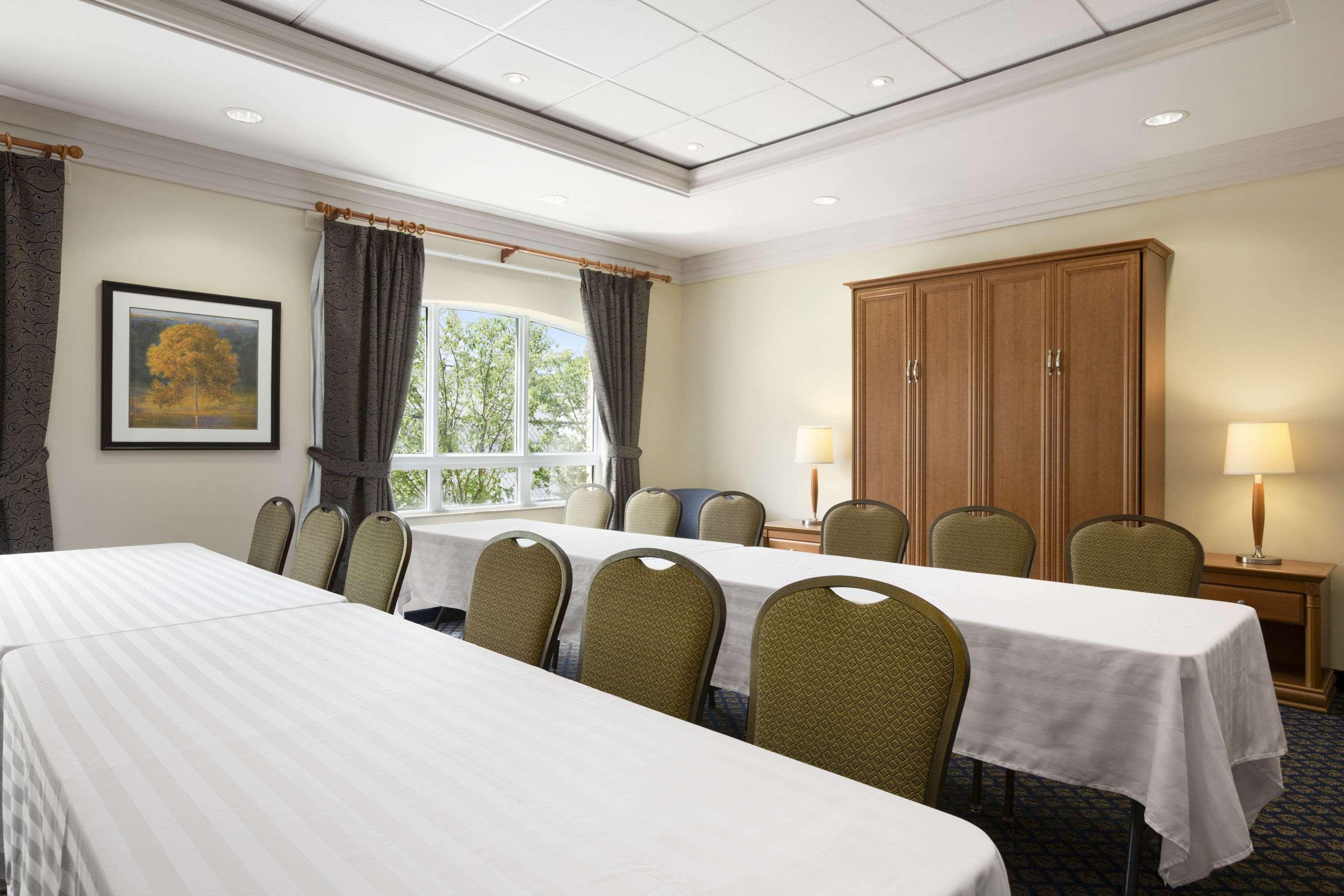 Days Inn & Suites By Wyndham Collingwood Exteriör bild