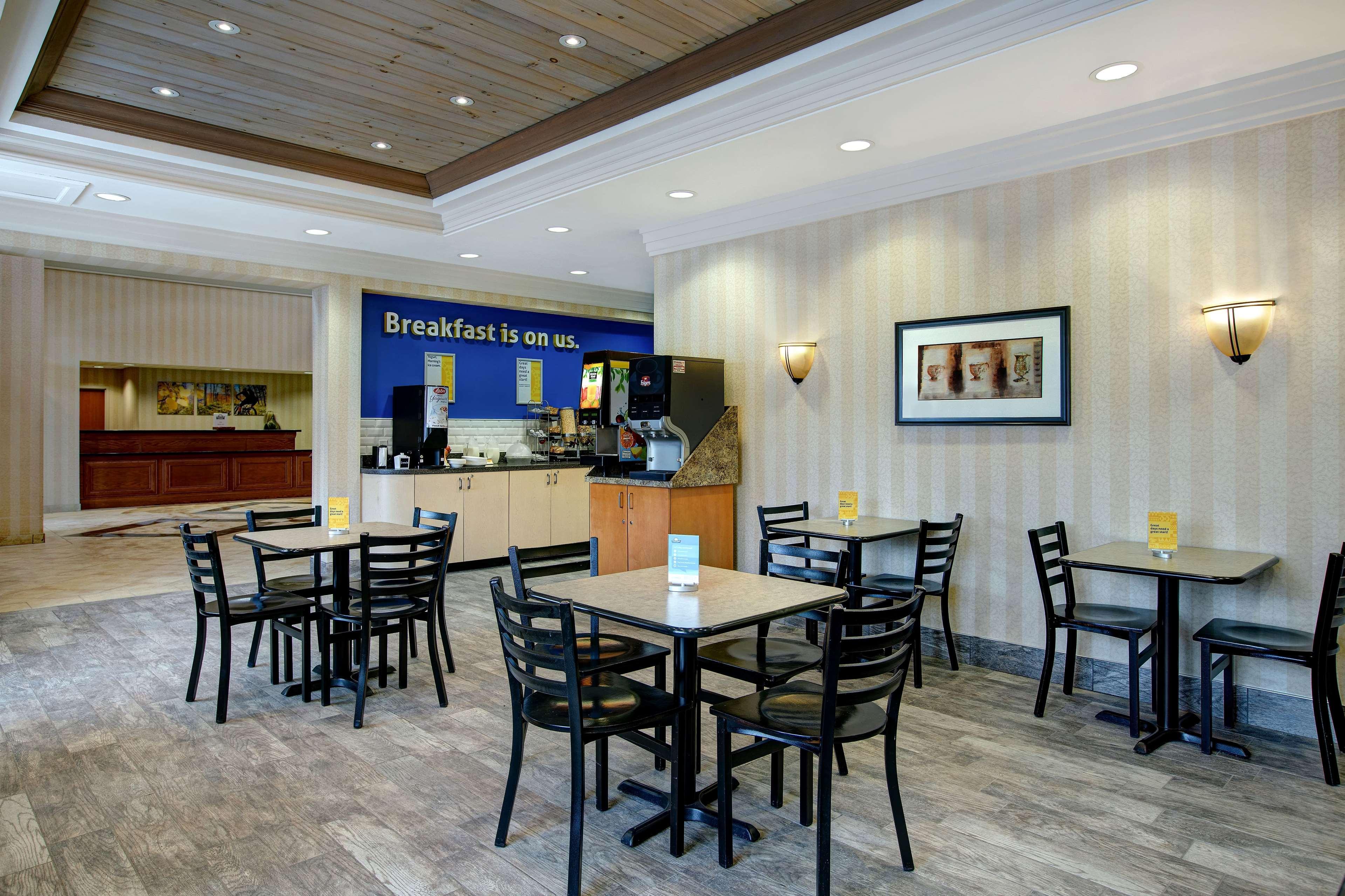 Days Inn & Suites By Wyndham Collingwood Exteriör bild