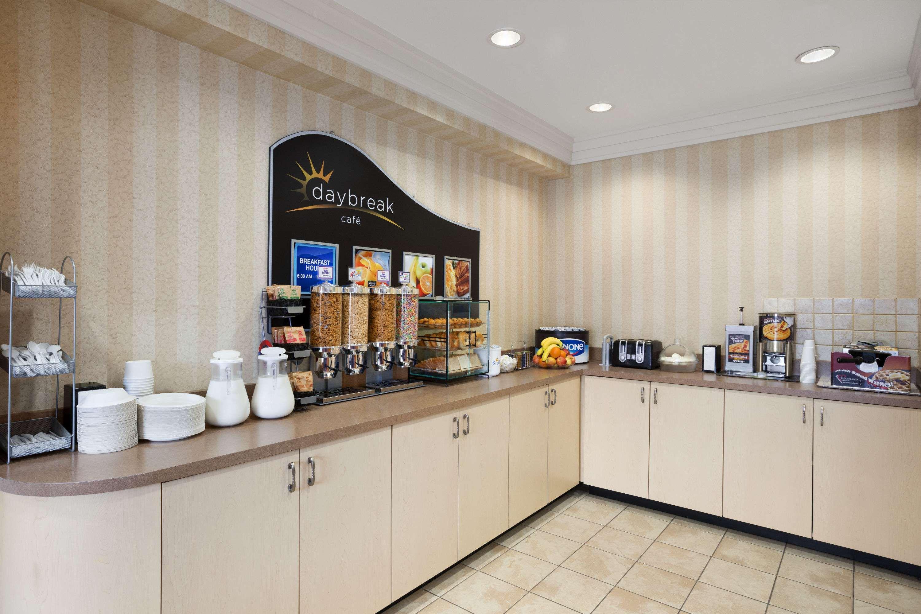 Days Inn & Suites By Wyndham Collingwood Exteriör bild