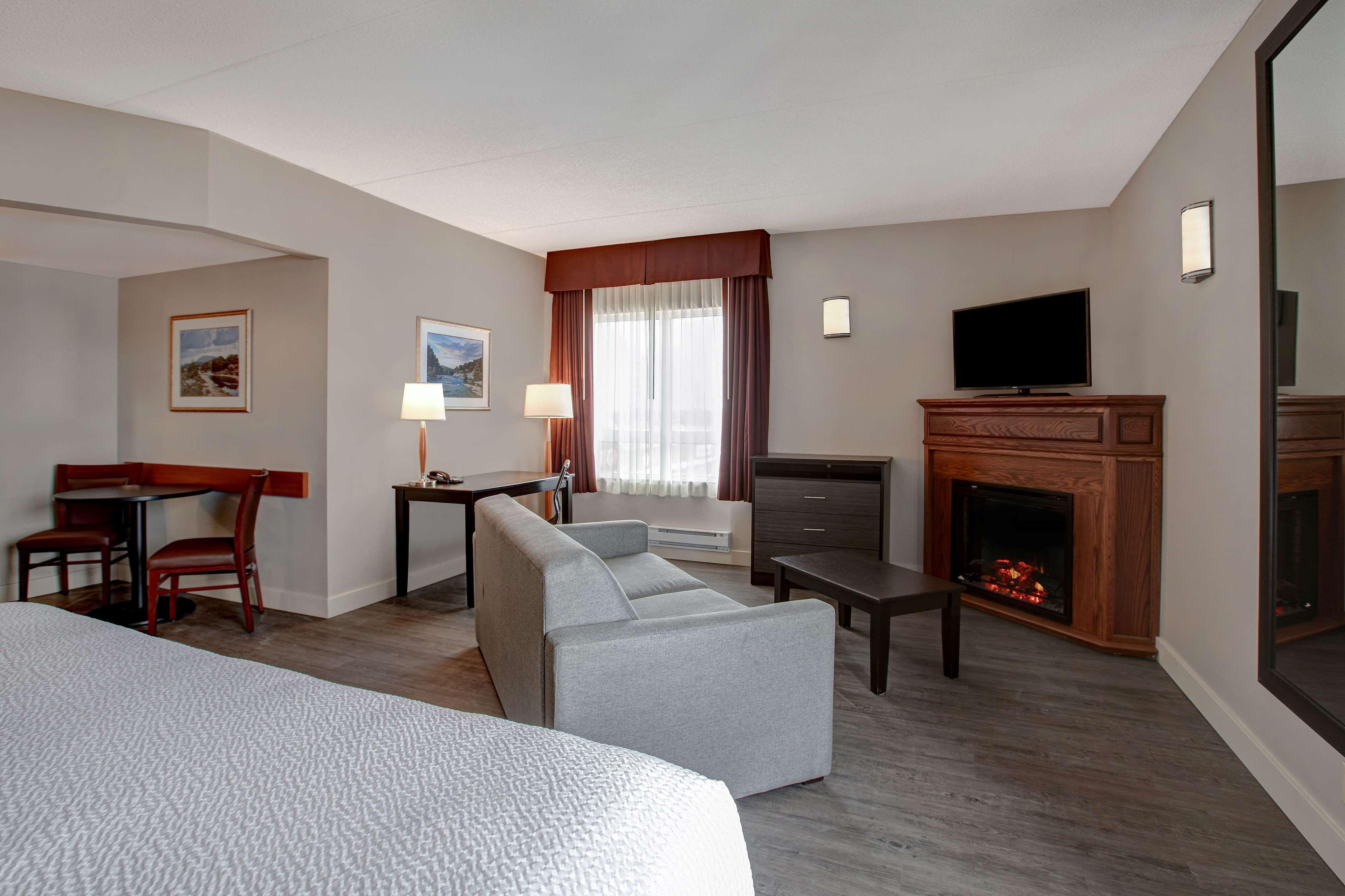 Days Inn & Suites By Wyndham Collingwood Exteriör bild