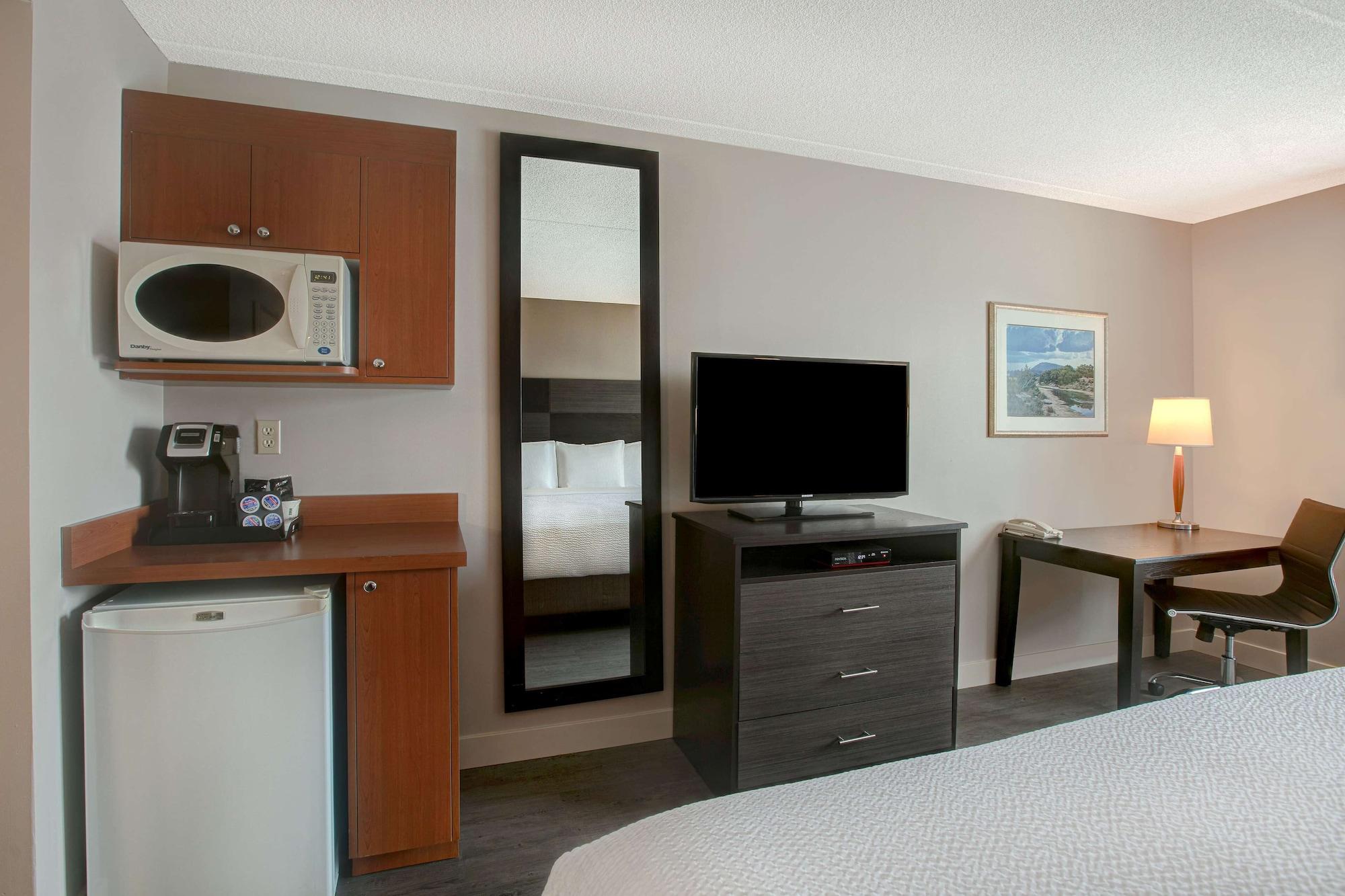 Days Inn & Suites By Wyndham Collingwood Exteriör bild