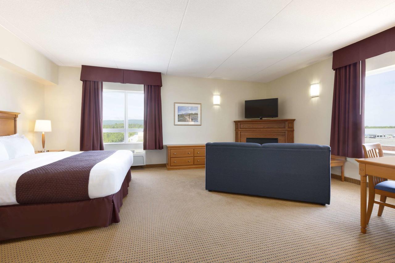 Days Inn & Suites By Wyndham Collingwood Exteriör bild