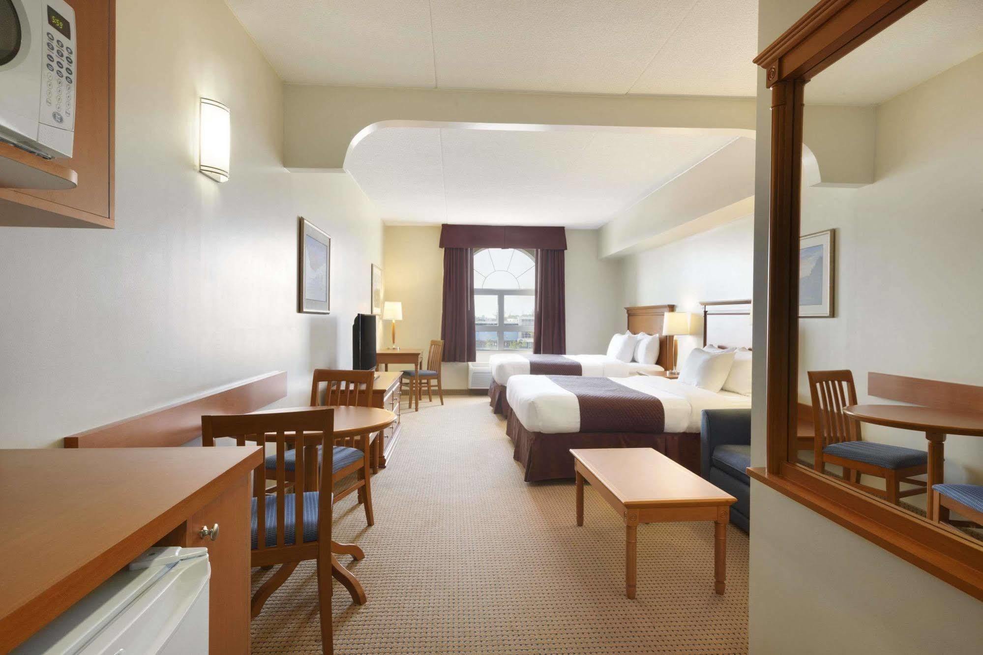 Days Inn & Suites By Wyndham Collingwood Exteriör bild